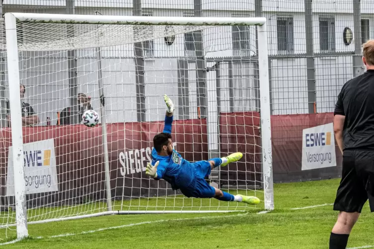 Der Treffer des Tages: Avdo Spahic im FCK-Tor kann gegen den Handelfmeter von Maurice Malone (nicht im Bild) nichts ausrichten. 