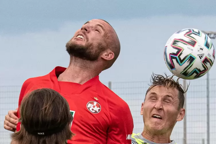 ei&szlig;es Luftduell: Manfred Starke und Marc Lais vom SVWW.