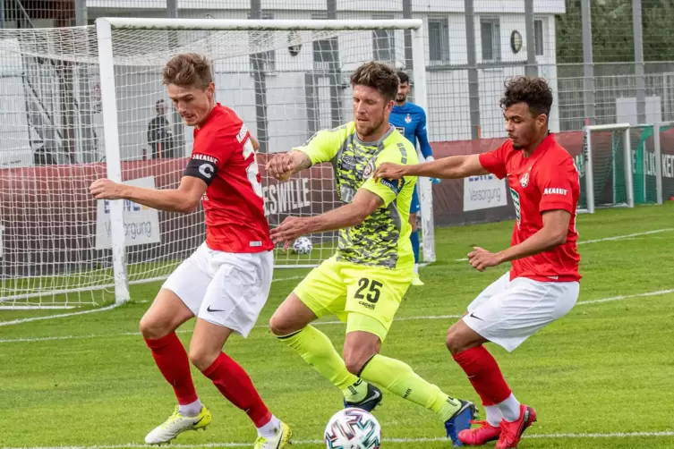 Kapit&auml;n Carlo Sickinger (links) und Mohamed Morabet (rechts) vom FCK gegen Dennis Kempe vom SVWW. 