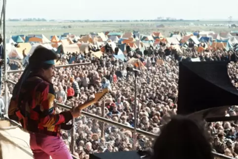 Der amerikanische Rocksänger und Gitarrist Jimi Hendrix bei seinem letzten öffentlichen Auftritt am 6. September 1970 auf dem Ro
