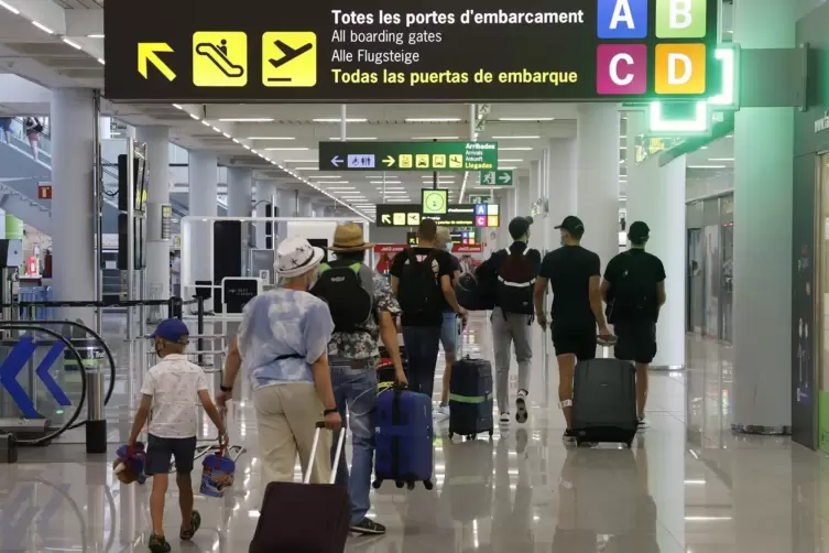 Palma: Passagiere kommen am Flughafen Palma de Mallorca an. Urlauber aus der EU und den Schengenstaaten dürfen weiter unbegrenzt