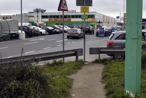 2015 sind viele Einkäufer noch über einen Trampelpfad am Kreisel vorbei an den Leitplanken zum Globus-Supermarkt gelaufen. 