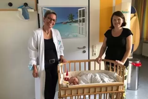 Astrid Hedicke, Chefärztin am Westpfalz-Klinikum Kirchheimbolanden, Baby Jonathan und Mama Vanessa Lantzsch (v.li.).