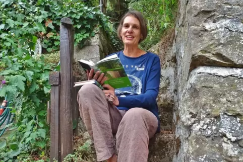 Coralie Wolff liest beim Kulturspaziergang vom grünen Schwelgen.