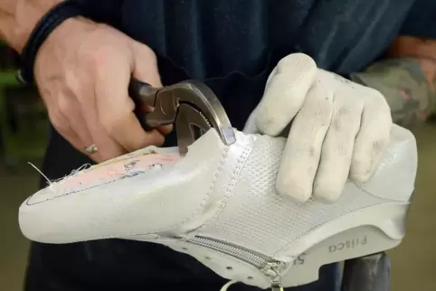 Die Schuhindustrie, hier ein Mitarbeiter beim Handzwicken, spürt die Folgen der Pandemie deutlich.