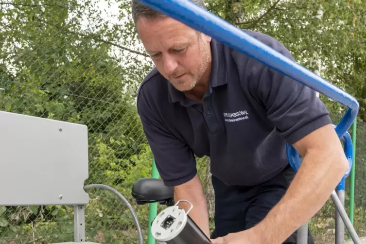 Mitarbeiter Thomas Gl&uuml;ck setzt Battere in E-Draisine