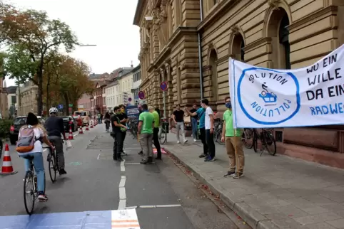 Eine Spur gehört den Radlern: Bei der Aktion vor dem Landgericht machen die Organisatoren auf Missstände im Karlsruher Straßenve