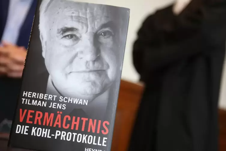 Um dieses Buch geht es: „Vermächtnis - Die Kohl Protokolle“ des Journalisten Heribert Schwan über den ehemaligen Bundeskanzler H