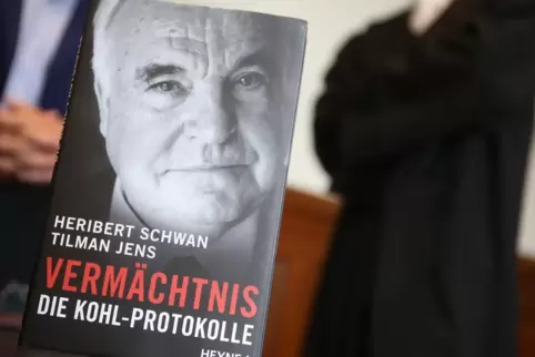 Um dieses Buch geht es: „Vermächtnis - Die Kohl Protokolle“ des Journalisten Heribert Schwan über den ehemaligen Bundeskanzler H