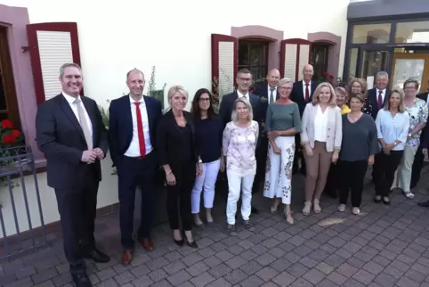 13 der insgesamt 16 Dienstjubilare der Sparkasse mit dem Gesamtvorstand und Personalleiter. Die Sparkasse Germersheim-Kandel ehr