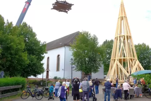 Gleich bekommt die Andreaskirche ihre neue Spitze.