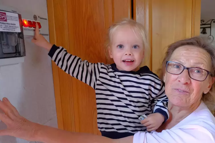 Als alles geschafft ist, l&auml;uten Kirchendienerin Marianne Rabung und ihre Enkelzwillinge Matilda (Foto) und Mattis die Glocken.
