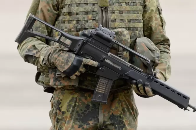 Er hat Angst, dass die Bundeswehr gegen die Bevölkerung eingesetzt wird. Er hat Angst, dass die Bundeswehr gegen die Bevölkerung eingesetzt wird.