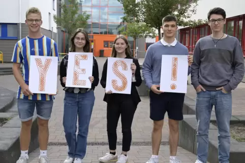 Die jungen Forscher vom Lise-Meitner-Gymnasium sind beim Endausscheid dabei (v.l.): Justus Schenk, Ilayda Uras, Lara Hansen, Vin