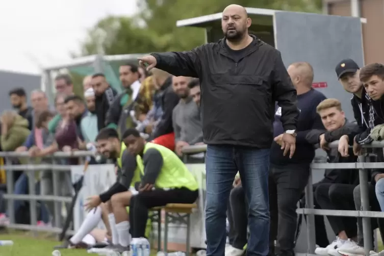  Ediz Sari, neuer Trainer des ASV Fu&szlig;g&ouml;nheim. Er hatte vergangene Saison Ph&ouml;nix Schifferstadt in die Verbandsliga gef&uuml;hrt.