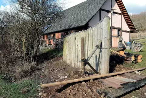 Seit mehreren Jahren ist der Keltengarten in Steinbach geschlossen. Entsprechend ungepflegt (hier ein Bild von 2017) sieht das G