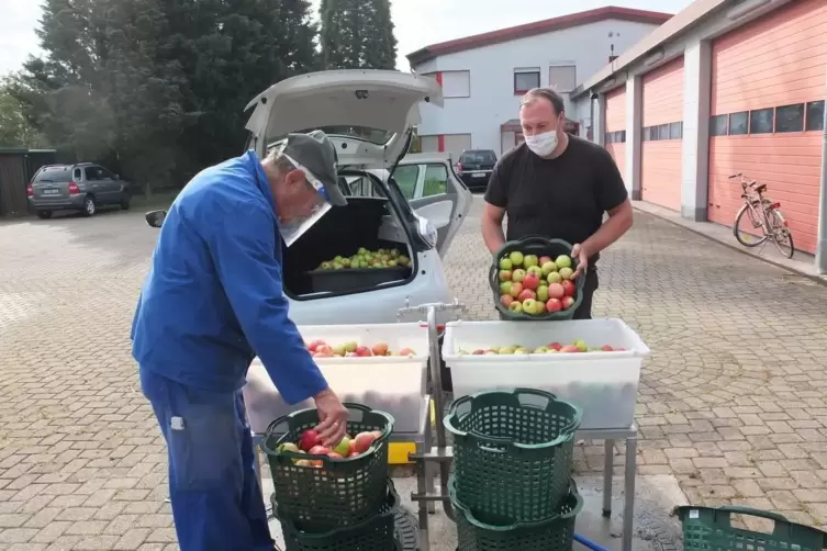 Wer Äpfel bringt, muss auch mit anpacken: Christian Weber hilft Wolfgang Raschke (links) beim Waschen der Äpfel.