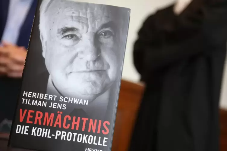 Weil Heribert Schwan f&uuml;r ein eigenes Buch Zitate aus seiner Arbeit an den Kohl-Memoiren nutzte, verklagte der Altkanzler den Jou