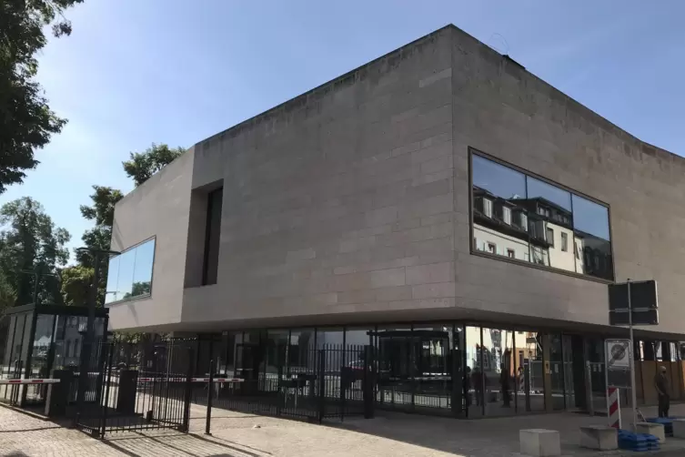 In Saal E 101 des BGH-Neubaus in Karlsruhe (1. Stock) wurde am Donnerstag ein Urteil in Sachen Kohl-Tonb&auml;nder gesprochen &ndash; weite