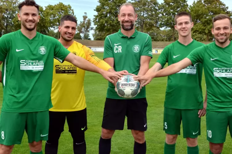 Die Neuen des Landesligisten VfR Grünstadt, von links: Mor Josif Horvath (Mittelfeld), Torhüter André Zott, Trainer Michael Rutz