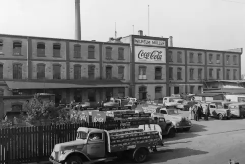 Abfüllbetrieb des Coca-Cola Konzessionärs Wilhelm Müller am Standort Mannheim Rheinau um 1950.