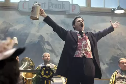 Triumph: Der Nürnberger Wirt Curt Prank (Mišel Maticevic) weiß, wie sich auf dem Oktoberfest Geld verdienen lässt. 