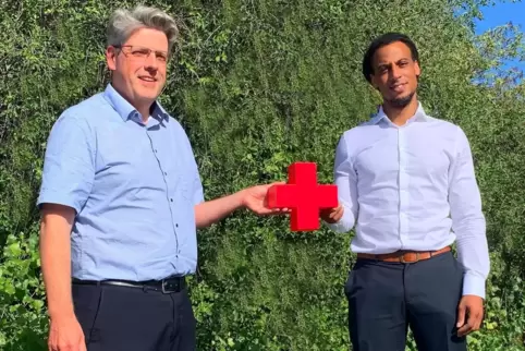 Carlo Bansah (rechts) übernimmt von Michael Kurz die Geschäftsführung beim DRK Vorderpfalz.