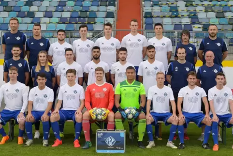Der Kader des FK Pirmasens II: (hintere Reihe von links) Trainer Martin Gries, Co-Spielertrainer Christopher Ludy, Lirim Mustafa