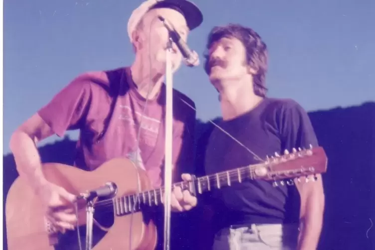 Br&uuml;der im Geiste: Pete Seeger (links) und Uli Valnion bei ihrem gemeinsamen Auftritt 1988. 