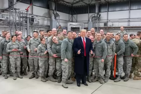 US-Präsident Donald Trump lässt sich im Dezember 2018 während eines Zwischenstopps auf dem Stützpunkt der US-Luftwaffe im westpf