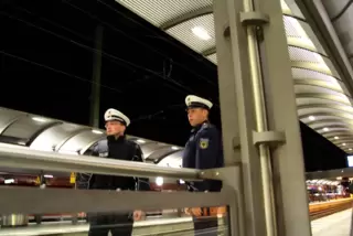 Sollen probeweise mit Tasern auf Streife gehen: Bundespolizisten am Bahnhof in Kaiserslautern. 