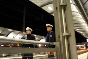 Sollen probeweise mit Tasern auf Streife gehen: Bundespolizisten am Bahnhof in Kaiserslautern. Sollen probeweise mit Tasern auf Streife gehen: Bundespolizisten am Bahnhof in Kaiserslautern.