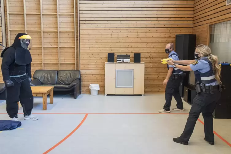 Den Umgang mit der Stromsto&szlig;-Pistole &uuml;ben die Beamten zum Beispiel im Polizei-Trainingszentrum in Enkenbach-Alsenborn. 