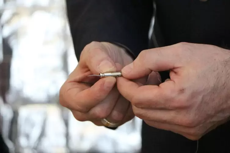 Ein Taser verschie&szlig;t kleine Metallpfeile, die sich in die Haut des getroffenen bohren und ihn einen l&auml;hmenden Stromsto&szlig; &uuml;bertrag