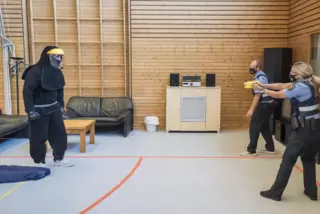 Beim Training mit dem Taser: Polizisten aus der Westpfalz. 