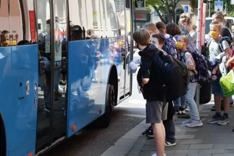 Schüler des Käthe-Kollwitz-Gymnasiums warten auf die Busse, die sie nach Esthal und Iggelbach bringen.