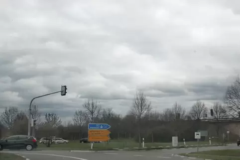 Die Zufahrt zur Autobahn am Autobahn-Kreisel in Grünstadt. 
