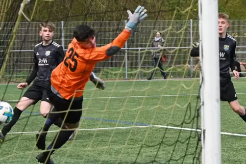 Geht jetzt für den JFV Ganerb auf Torejagd: Tom Baumann (rechts), hier noch als Kopfballtorschütze der B-Jugend-Mannschaft.