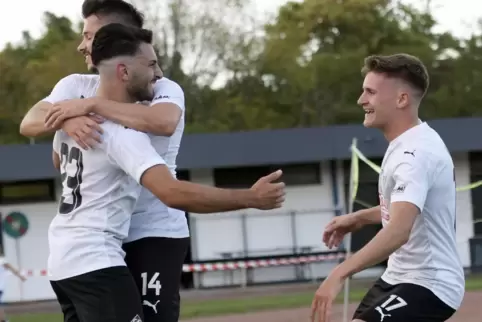 Ludwigshafener Jubel: Torschütze Salvatore Saito (links) mit seinen Teamkollegen David Braun und Adrian Malburg (rechts). 
