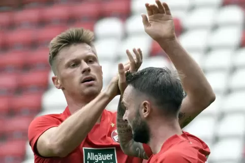 Der Jubel der Neuen: Lauterns Angreifer Marvin Pourié (links) gratuliert seinem Teamkollegen Marius Kleinsorge zu dessen Treffer