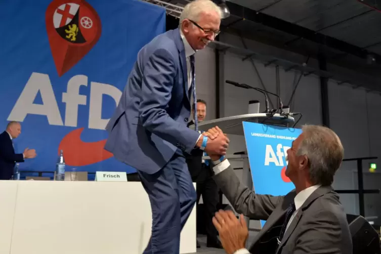 GratulationMichael Frisch nimmt Glückwünsche von seinem Vorgänger Uwe Junge entgegen.