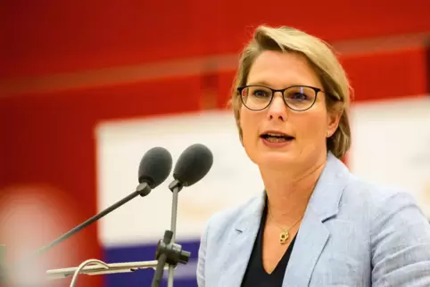 Bildungsministerin Stefanie Hubig (SPD) kündigt an, dass es auch in den Herbstferien ein Lernangebot geben wird.
