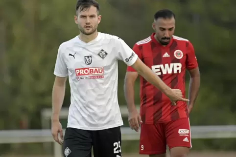 Alles im Griff: Arminias Lukas Hartlieb (hier mit Pfeddersheims Ali Bülbül) spielt zentral in der Abwehr.
