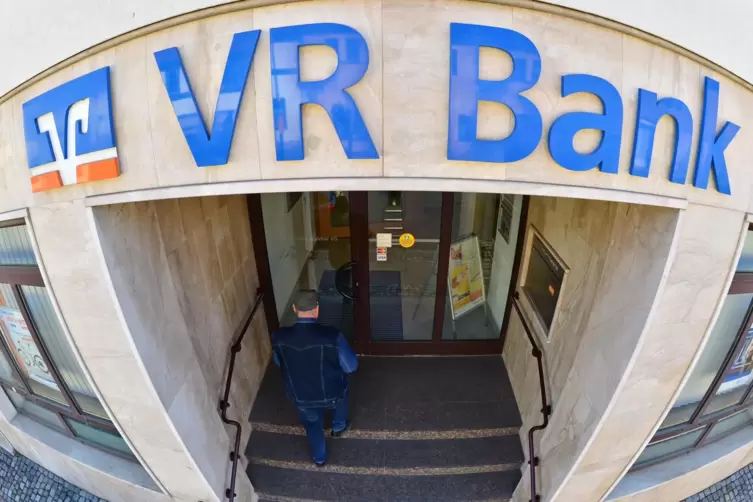 Auch die VR-Banken wappnen sich für schwierige Jahre, Fusionen sind eine Möglichkeit. 