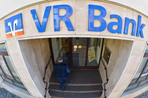 Auch die VR-Banken wappnen sich für schwierige Jahre, Fusionen sind eine Möglichkeit. 