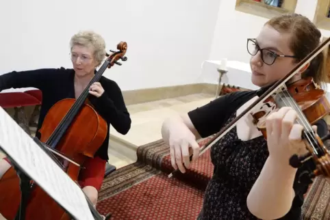 Charlotte Lettenbauer und Carolina Blumenschein begeisterten in der Spitalkapelle mit Werken aus drei Jahrhunderten.
