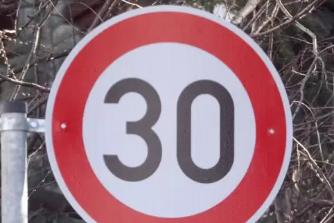 Der Rat wünscht sich, dass die Tempo-30 Zone früher beginnen soll. 