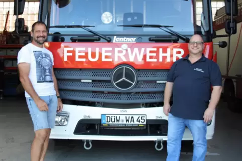  Der neue Wehrführer Thomas Münch (rechts) und sein Vorgänger Bernhard Konrad. 