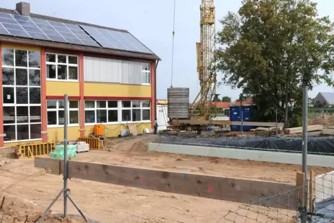 Hier wird der Neubau mit vier neuen Räumen errichtet.