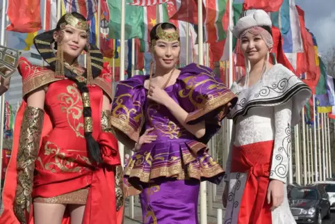 Eine uralte Kultur, in China aber nur bedingt erwünscht: Unser Bild zeigt mongolische Frauen in Tracht bei einer Messe in Berlin